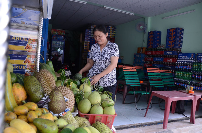 Bà Nguyễn Thị Lai (quận Bình Thạnh) bên cửa hàng đã giúp bà nuôi lớn 5 người con - Ảnh: VŨ THỦY