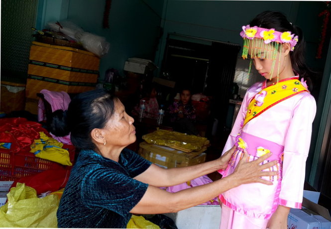 Bà Hoa chuẩn bị trang phục cho các em biểu diễn