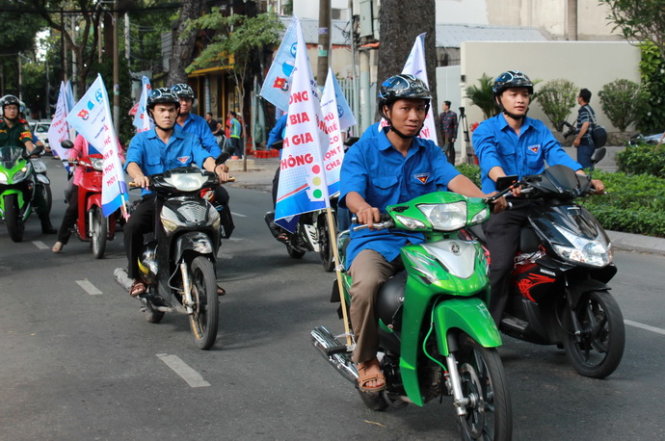 Các bạn trẻ TP.HCM diễu hành xe gắn máy tuyên truyền hãy đội mũ bảo hiểm đạt chuẩn Ảnh: Q.L.