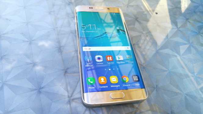 Smartphone màn hình cong tràn hai cạnh bên cỡ lớn 5,7-inch Samsung Galaxy S6 Edge+ (S6 Edge plus) - Ảnh: T.Trực