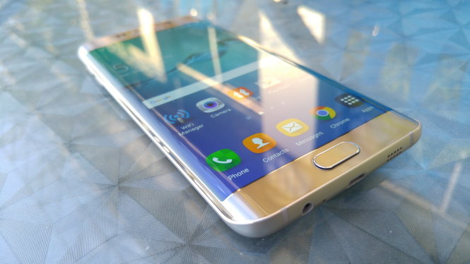 Smartphone màn hình cong tràn hai cạnh của Galaxy S6 Edge+ (S6 Edge plus) - Ảnh: T.Trực