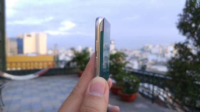Smartphone màn hình cong tràn hai cạnh của Galaxy S6 Edge+ (S6 Edge plus) - Ảnh: T.Trực