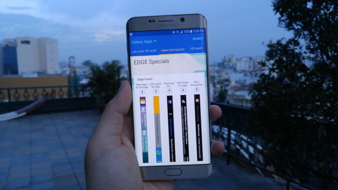 Có thể tải thêm các ứng dụng hiển thị thông tin cho cạnh bên màn hình S6 Edge+ - Ảnh: T.Trực