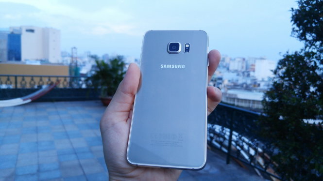Mặt lưng là kính cường lực, phiên bản màu vàng của Galaxy S6 Edge+ - Ảnh: T.Trực