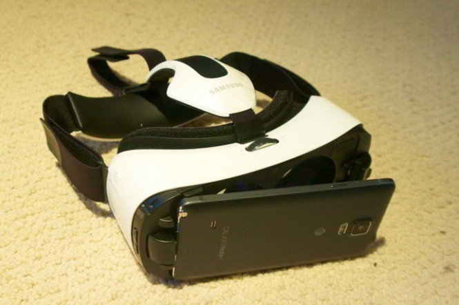 Gear VR phiên bản 2015 mới kết hợp với smartphone Samsung - Ảnh: ArsTechnica