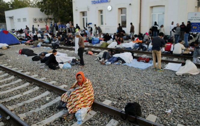 Người di cư và người tị nạn tập trung ở ga tàu tại Tovarkik, Croatia - Ảnh: Reuters