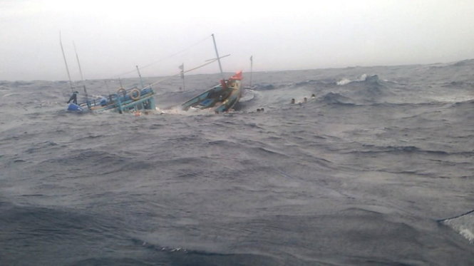 Các ngư dân nhảy xuống biển thoát thân khi tàu bị chìm