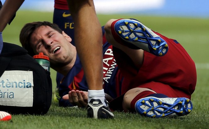Messi chấn thương nặng trong trận gặp Las Palmas   Ảnh: Reuters