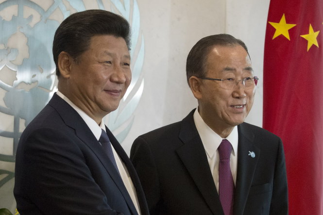 Ông Tập chụp ảnh chung với Tổng thư ký LHQ Ban Ki Moon ở New York - Ảnh: Reuters