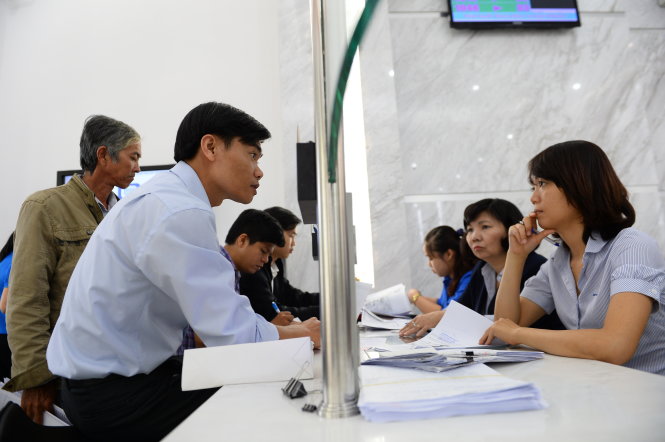 Người dân làm thủ tục hành chính tại UBND Q.1, TP.HCM - Ảnh: Thuận Thắng