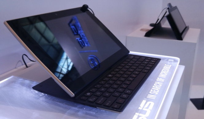 Một dòng sản phẩm 2-trong-1 tablet lai laptop của Asus - Ảnh: T.Trực