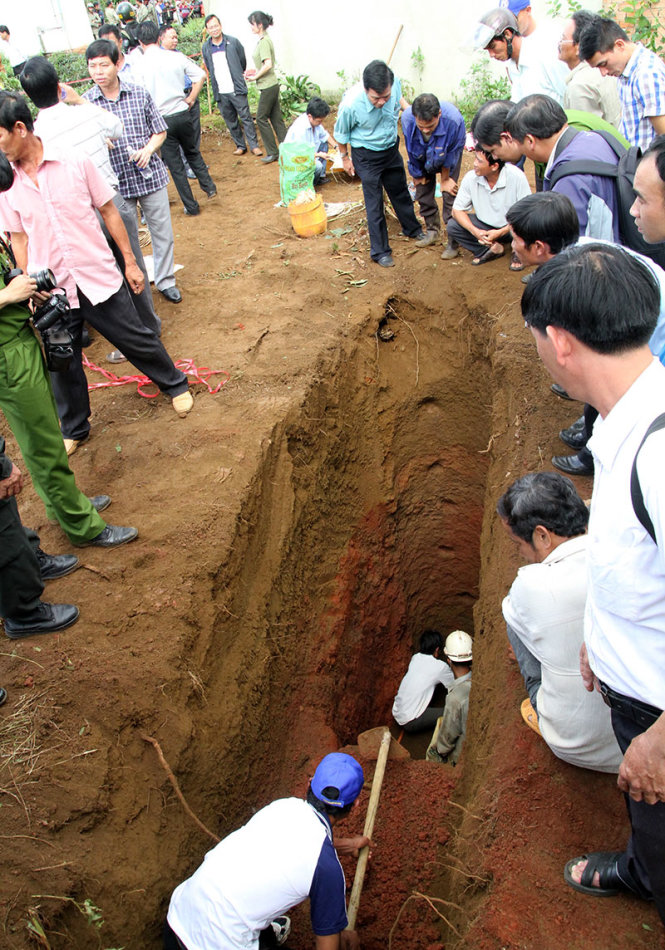 Cơ quan công an khai quật giếng nước để tìm dấu tích thi thể vợ chồng anh Bình