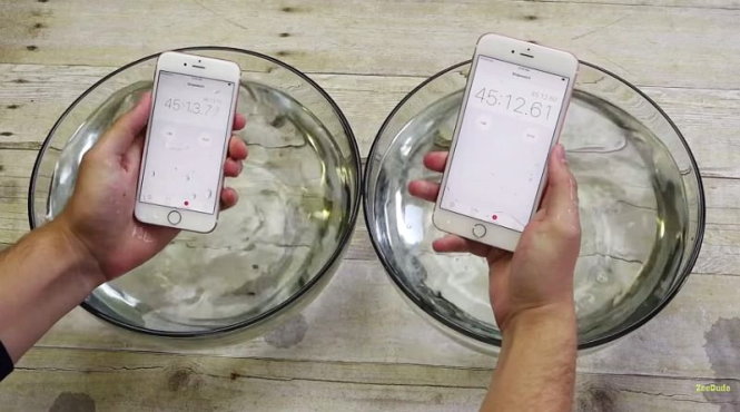 Thử nghiệm khả năng chống thấm nước của iPhone 6S (trái) và iPhone 6S Plus - Ảnh chụp từ clip YouTube - Nguồn: NDTV/YouTube