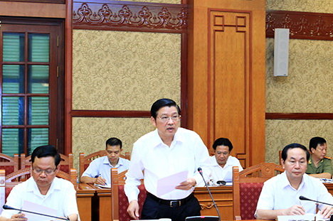 Ông Phan Đình Trạc, Ủy viên Trung ương Đảng, Phó Trưởng ban Thường trực Ban Nội chính Trung ương, Ủy viên Ban Chỉ đạo Trung ương về phòng, chống tham nhũng trình bày báo cáo tại Phiên họp