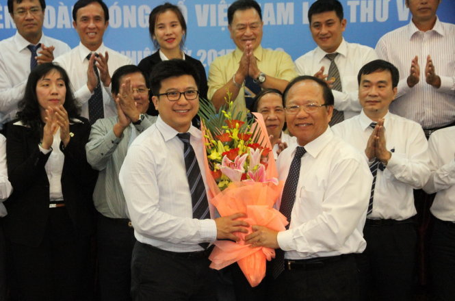 Tân chủ tịch Liên đoàn Bóng rổ VN (VBF) Nguyễn Bảo Hoàng (trái) và Bộ trưởng Bộ Văn hóa - thể thao và du lịch Hoàng Tuấn Anh tại Đại hội VBF hôm 27-9 ở TP.HCM - Ảnh: T.P.