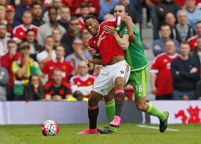 Anthony Martial (trái) vẫn còn non nớt tại sân chơi Champions League - Ảnh: Reuters