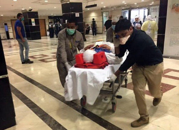 Các nhân viên y tế đang chăm sóc người bị thương trong vụ giẫm đạp tại Mina, gần Mecca ngày 24-9-2015 - Ảnh: Xinhuanet