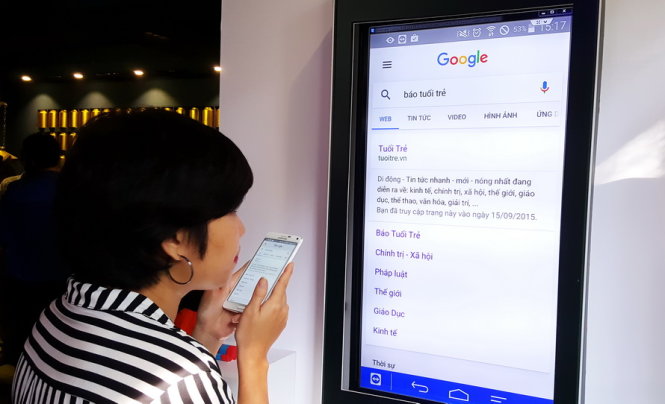 Thử nghiệm căn vặn Google mò mẫm tìm tòi qua chuyện tiếng nói giờ đồng hồ Việt ngày 30-9. Kết trái ngược mò mẫm tìm tòi bên trên màn hình hiển thị điện thoại thông minh được phóng lớn bên trên màn hình hiển thị rộng lớn, phát hiện đúng mực thắc mắc, cụm kể từ người tiêu dùng phát âm và trả lời - Ảnh: T.Trực