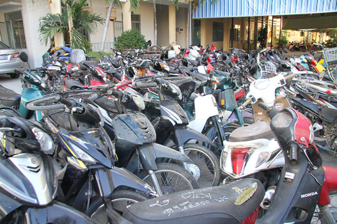 Hàng chục xe máy mà Võ Quốc Kha mua lại của các đối tượng trộm cắp đã bị công an tạm thu để xử lý - Ảnh: Duy Thanh