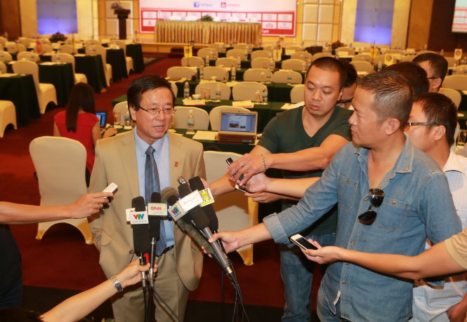 Các nhà báo chất vấn ông Phạm Ngọc Viễn, tổng giám đốc VPF, tại hội nghị tổng kết các giải bóng đá chuyên nghiệp ở VN hôm 28-9 tại Hà Nội - Ảnh: Nam Khánh
