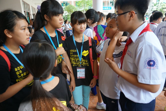 Học sinh Trường Lê Quý Đôn trò chuyện với học sinh nước ngoài đến thăm trường - Ảnh: Mỹ Dung