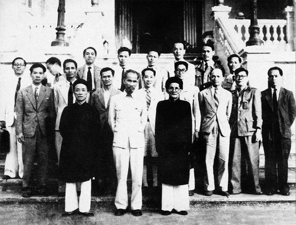 Cụ Huỳnh Thúc Kháng (bên phải Bác Hồ) trong những ngày đầu của Chính phủ Việt Nam dân chủ cộng hòaẢnh tư liệu