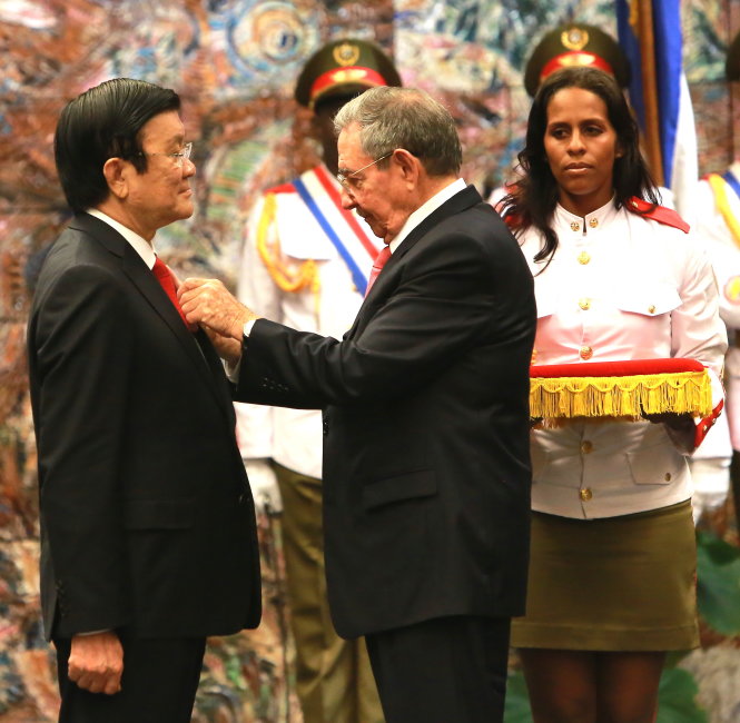Chủ tịch Raul Castro trao tặng Chủ tịch nước Trương Tấn Sang Huân chương José Martí     Ảnh: V.V.T.