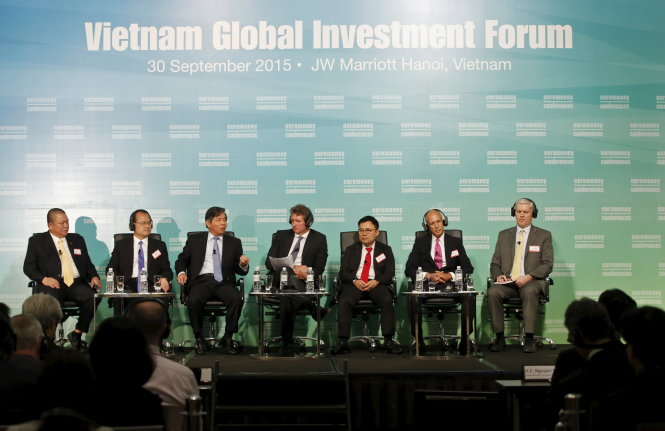 Bộ trưởng Bộ Kế hoạch - đầu tư Bùi Quang Vinh (thứ ba từ trái sang) cùng các nhà đầu tư tại Diễn đàn đầu tư toàn cầu Việt Nam 2015 ở Hà Nội ngày 30-9 - Ảnh: Reuters