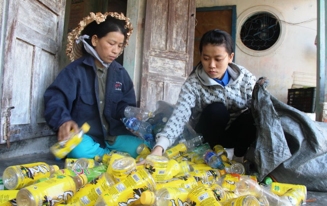 Tân sinh viên Nguyễn Thị Lài phụ mẹ phân loại ve chai để bán kiếm tiền trang trải cuộc sống - Ảnh: Phan Thành