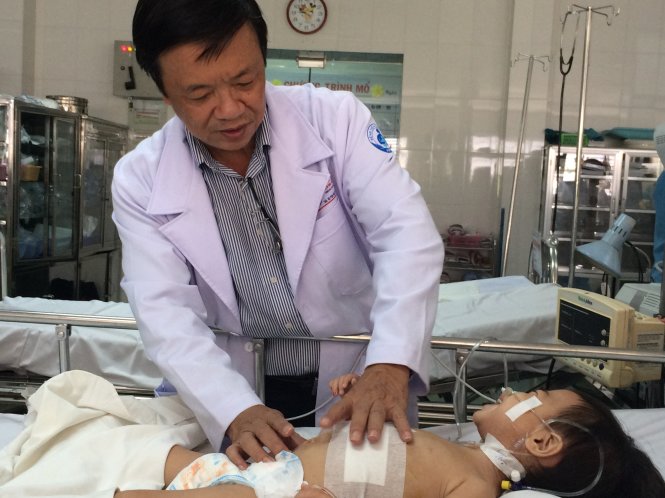 Bác sĩ Đào Trung Hiếu đang khám cho bé Phương sáng 1-10 - Ảnh: L.TH.H