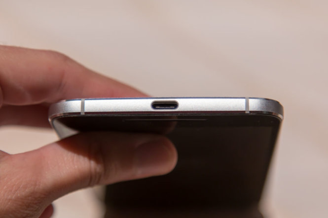 Google/Huawei Nexus 6P với cổng micro-USB Type C - Ảnh: ArsTechnica