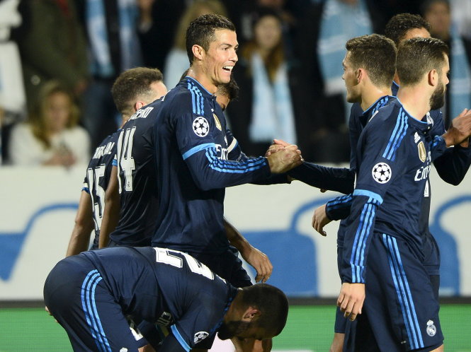 Ronaldo ăn mừng bàn thắng cùng đồng đội  - Ảnh: Reuters