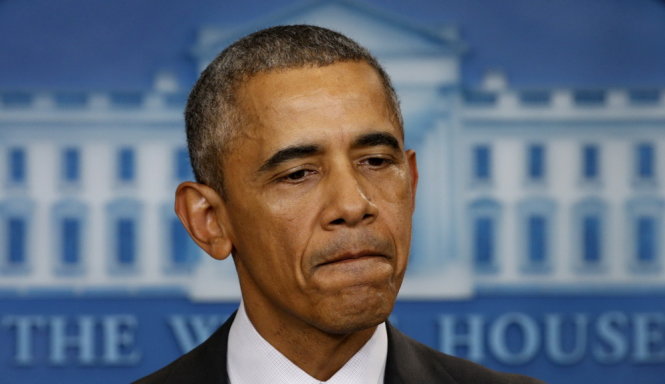 Tổng thống Obama ngưng lại một lúc trong khi phát biểu tại Nhà Trắng về vụ xả súng vừa xảy ra tại Oregon ngày 1-10 - Ảnh: Reuters