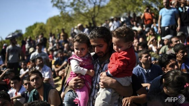 Người di cư Syria chờ đợi gần đường cao tốc thành phố Edirne, Thổ Nhĩ Kỳ Ảnh: AFP