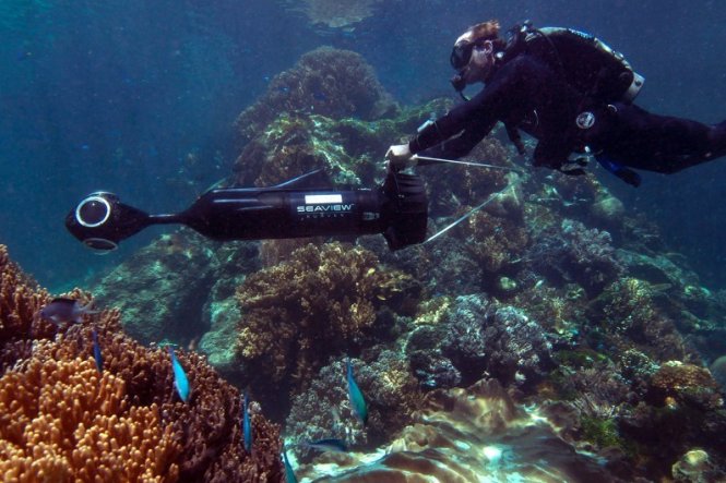 Nhà khoa học Úc lặn đo đạc dải san hô lớn nhất thế giới Great Barrier Reef, nơi cũng đang bị xem là lâm nguy do tác động của con người - Ảnh: AFP