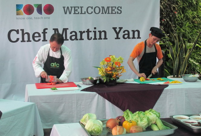 Đầu bếp Martin Yan đang thi cùng học viên KOTO trong việc thái rau quả ảnh: H.Lê