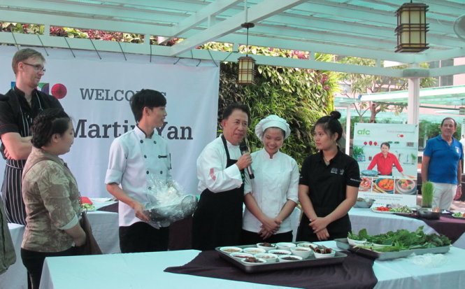 Đầu bếp Martin Yan trao giải thưởng cho học viên KOTO trong cuộc thi phân biệt nguyên liệu. ảnh: H.Lê