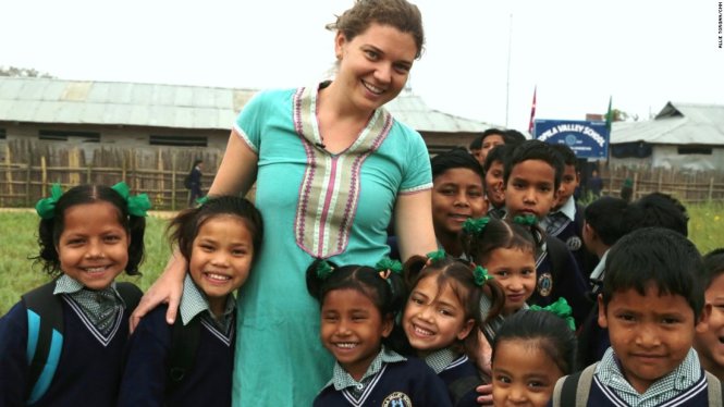 Cô gái trẻ Maggie Doyne bên những thành viên của Nhà cô nhi ở thung lũng Kopila - Ảnh: CNN