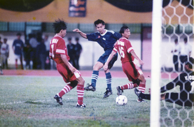 Nghi án tuyển VN (áo đỏ) hòa Lào 1-1 ở Tiger Cup 1996 - Ảnh: S.H.