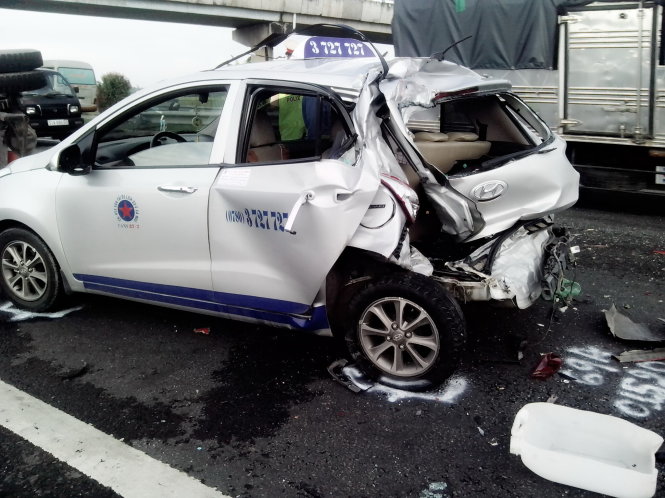 Xe taxi hư hỏng nặng trong vụ tai nạn liên hoàn trên đường cao tốc TP.HCM - Trung Lương ngày 28-9  Ảnh: AN LONG