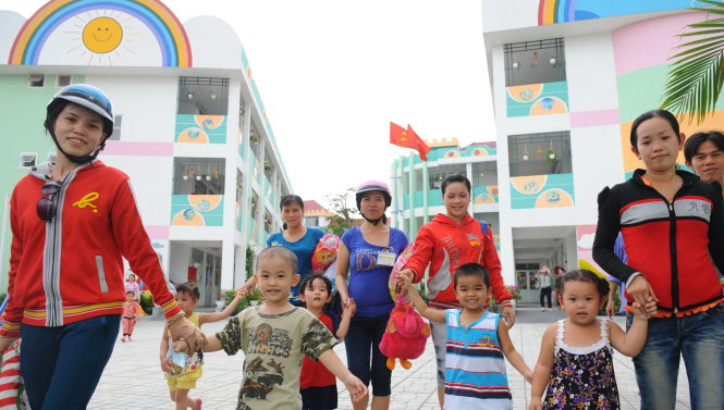 Công nhân đưa con cái đến nhà trẻ khang trang do Công ty Pouyuen Việt Nam xây dựng cho công nhân của mình tại TP.HCM - Ảnh: Tự Trung