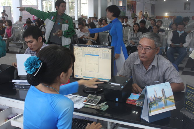 Người dân mua vé tàu tết tại ga Sài Gòn sáng 1-10 - Ảnh: ĐỨC PHÚ