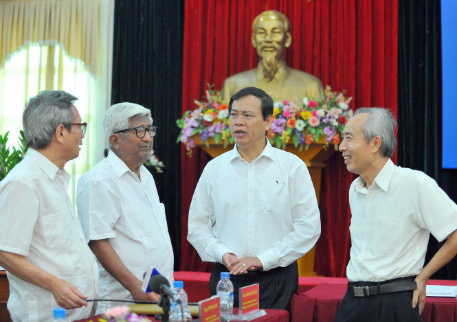 Các đại biểu trao đổi bên lề hội nghị của Đoàn chủ tịch Ủy ban Trung ương MTTQ VN góp ý dự thảo văn kiện trình Đại hội Đảng - Ảnh: H.Long