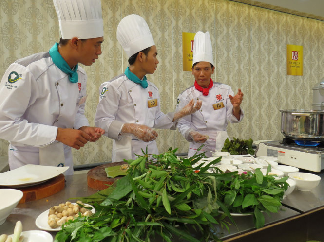 Các đầu bếp đội Nam Nikko bàn cách chế biến món ăn bên các món rau rừng “độc, lạ” dùng làm nguyên liệu cho món cà sóc - muối mật - rau rừng và đĩa thức ăn đã hoàn thành (ảnh phải) - Ảnh: D.THANH