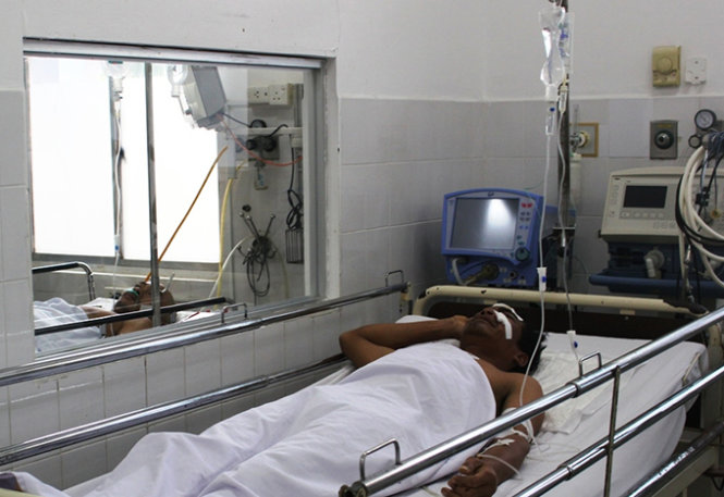 Các nạn nhân trong sự cố sập sàn bê tông ở nhà hàng tiệc cưới và trung tâm hội nghị quốc tế Hoàng Tử đang được điều trị tại phòng hồi sức Bệnh viện 121 - Ảnh: T.Hải