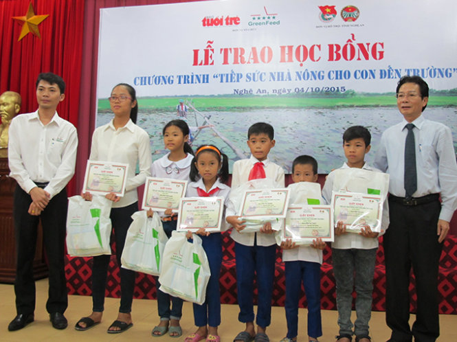 Đại diện GreenFeed trao thưởng cho các em học sinh tại Nghệ An - Ảnh: H.Văn