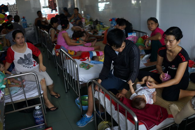 Hình ảnh chen chúc trong phòng bệnh tại Bệnh viện Nhi Đồng 1 TP.HCM vào đầu tháng 10-2015 do các bệnh hô hấp, tay chân miệng... đang tăng cao - Ảnh: Thuận Thắng
