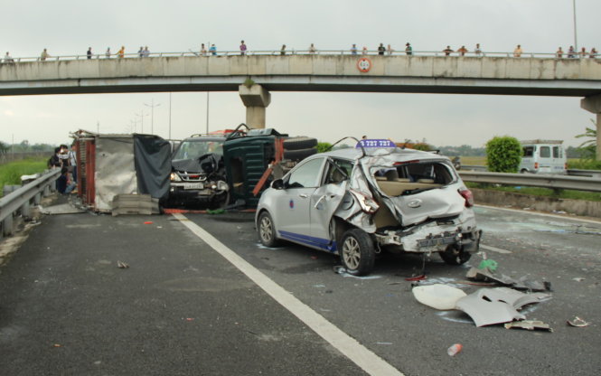 Hiện trường vụ tai nạn liên hoàn trên đường cao tốc TP.HCM - Trung Lương xảy ra sáng 28-9 - Ảnh: M.Trường