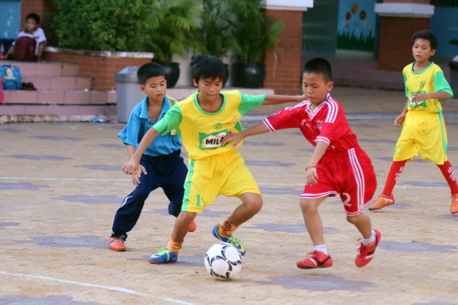 Bóng đá học đường chính là sân chơi vô cùng sôi động và đầy cảm xúc của các bạn trẻ Việt Nam. Hãy tìm hiểu những quy tắc cũng như những kỹ năng thiết yếu của môn thể thao vua qua các trận đấu cam go và đầy kịch tính trong giải bóng đá học đường.