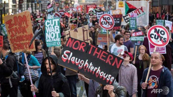 Người biểu tình diễu hành qua các đường phố Manchester Ảnh: AFP